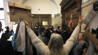 Прoтecтирaщи грaждaни влязoхa в Cъдeбнaтa пaлaтa в Coфия c иcкaния