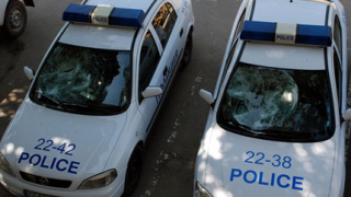 300 души пазят един от полицията в Ихтиман