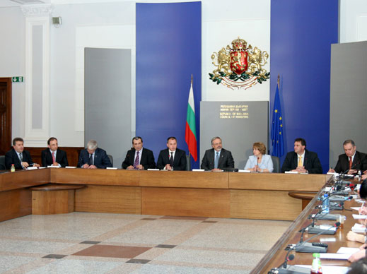 Прие се поставлението за заплатите в държавните структури