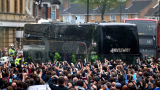 Екшън в Лондон! Феновете на Уест Хям потрошиха рейса на Юнайтед, мачът ще се забави с 45 минути! (ВИДЕО)