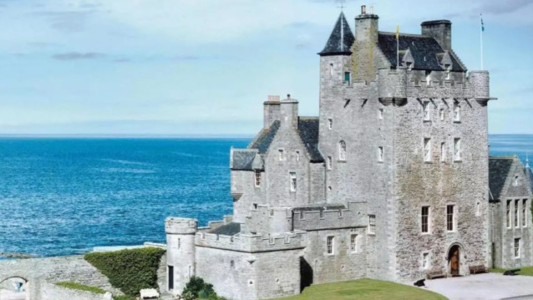 Шотландски замък с 32 спални и собствен бар си търси