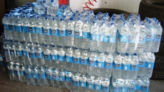 Ракия вместо минерална вода откриха митничари в ТИР