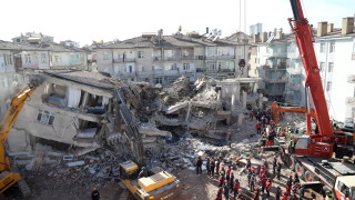 35 са вече жертвите от земетресението в Турция, десетки извадени изпод развалините