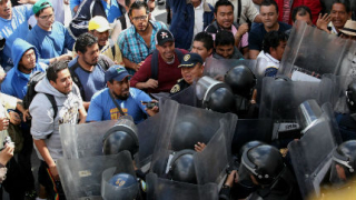 Хиляди учители блокираха движението в Мексико сити 
