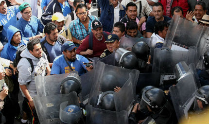 Хиляди учители блокираха движението в Мексико сити 
