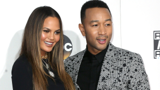 Криси Тейген показа интимна плът на червения килим (СНИМКИ)