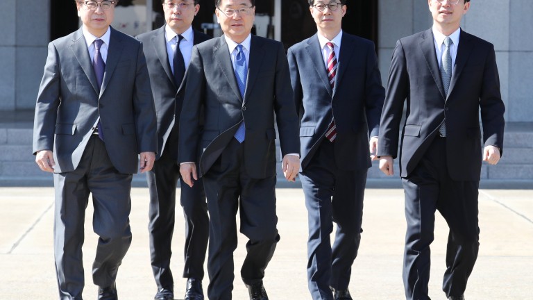 Висши южнокорейски и севернокорейски представители проведоха среща днес, предаде АФП,