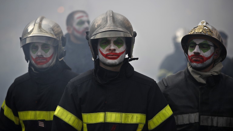 Сблъсъци между полицията за борба с безредиците и пожарникари по