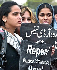 Променят Закона за изнасилванията в Пакистан   