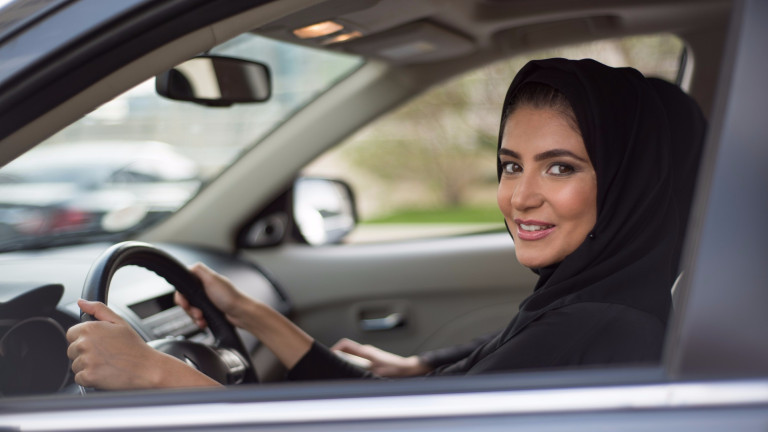 Саудитска Арабия издаде първите шофьорски книжки на жени