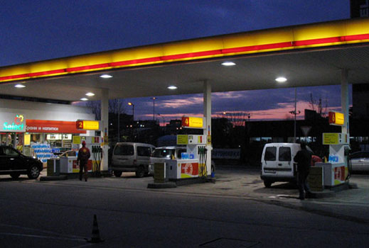 Различни цени на горивата в България