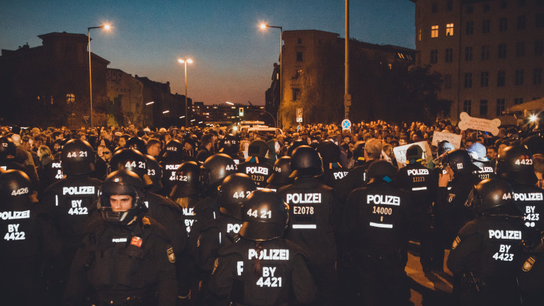 Берлин отчита ръст на салафитите, крайнодесните и крайнолевите