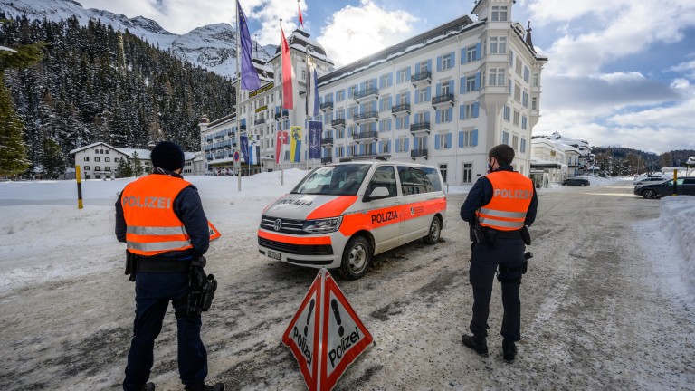 Швейцария карантинира Сейнт Мориц, тества и жители, и туристи
