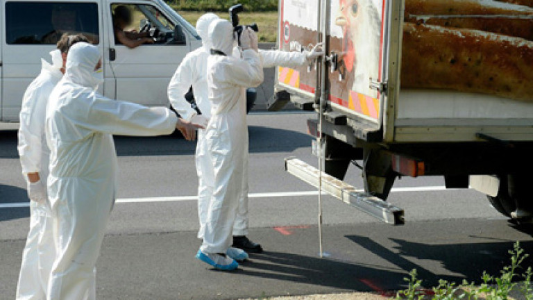 Десетки мигранти, включително деца, открити в хладилен камион в Австрия
