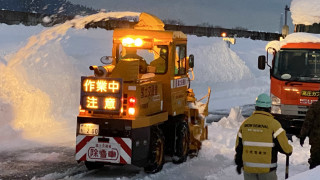 Силна снежна буря ударила магистрала в северна Япония причини катастрофа