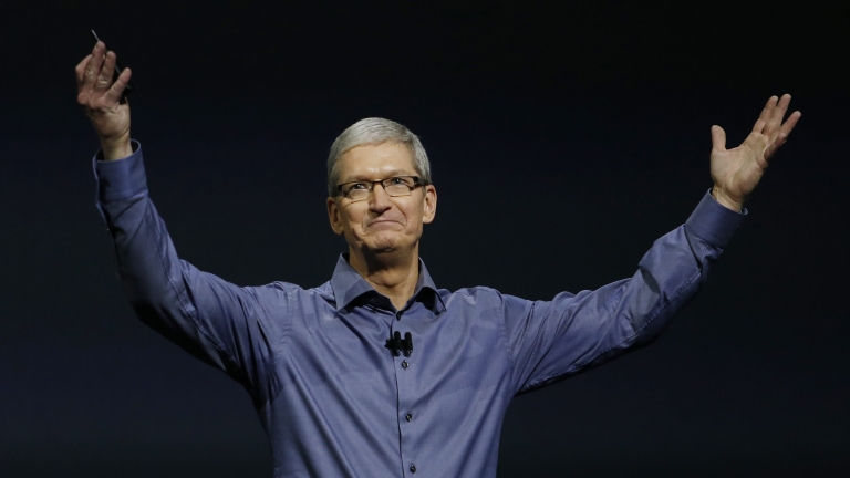 Apple възнагради Тим Кук със $135 милиона, след като направи 5 години като директор