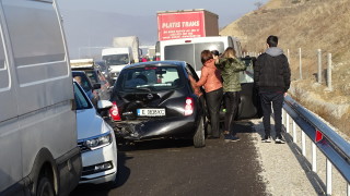 Трима души са пострадали при катастрофа между автобус микробус и