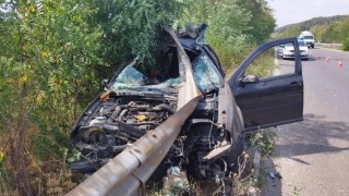 Младеж, с близо 3 промила, се вряза в мантинелата в Кзанлък