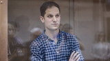 Русия удължи ареста на американския репортер, обвинен в шпионаж