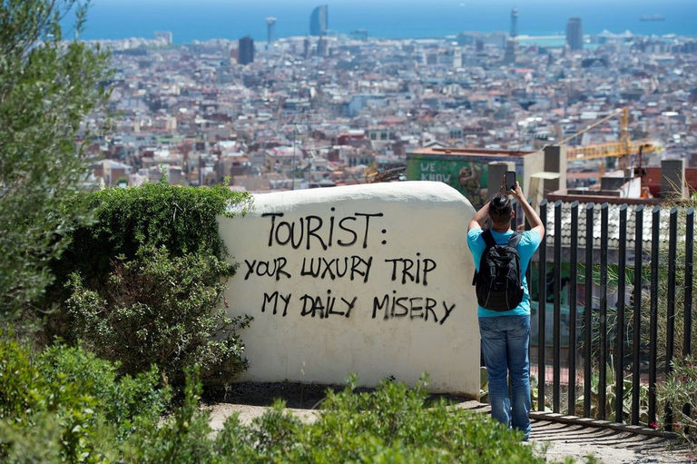 Надпис в Барселона: "Туристи: вашето луксозно пътуване е моето ежедневно нещастие"