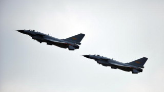 Два въоръжени китайски изтребителя са прелетели опасно близо до американски