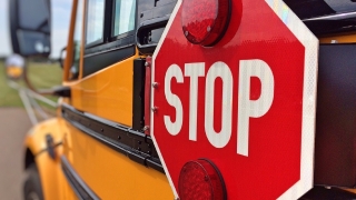 Училищен автобус катастрофира в Разградско