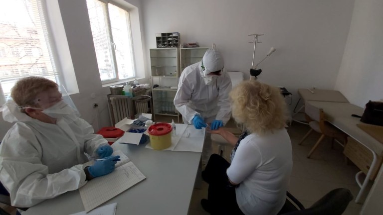 Тестването за антитела и коронавирус в Банско започна, съобщава БГНЕС.