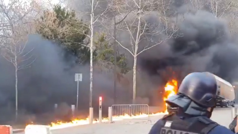 Сблъсъци и запалени автомобили в Париж