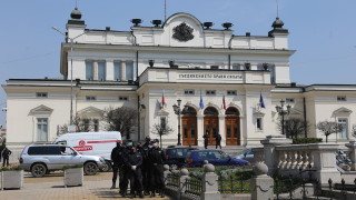 В ситуация на извънредно положение в цяла България и забрана за