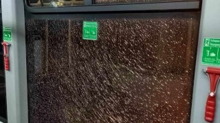 Вандали стреляха с въздушна пушка по автобус в Добрич