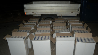 Спипаха 200 000 къса контрабандни цигари в тайник на камион 