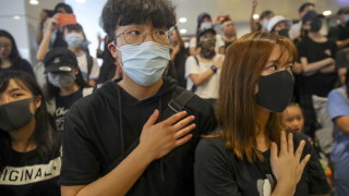 Протести в Хонконг пред училището на момчето, простреляно от полицията при сблъсъците