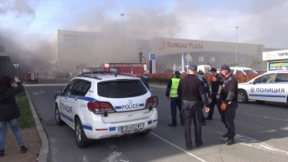 Сериозен пожар горя в Бургас в магазин за бяла и