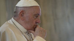 Папата осъди лицемерието на критиците на благословиите за еднополови двойки