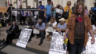 Хиляди протести срещу новите тежки ограничения във връзка с коронавируса