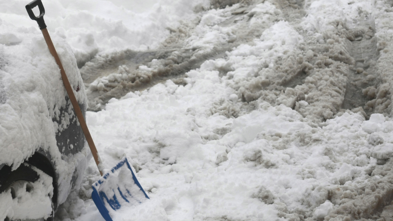 Търсят се доброволни да чистят сняг за мач от Първа лига