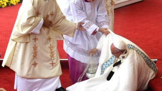 Папата падна по време на меса в Полша