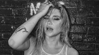 Певицата Кеша - най-накрая свободна и... гола