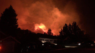 Голям пожар избухна в център за бежанци на гръцкия остров