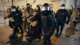 Руски вестници днес заклеймиха нарастващите полицейски репресии срещу мирни протестиращи