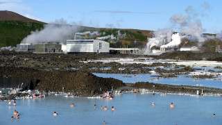 Малък северен европейски остров известен със своите айсберги гейзери и