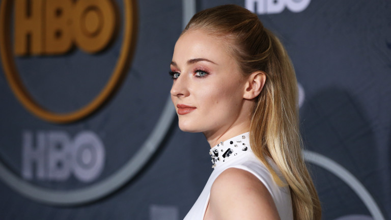 На кого се подиграва Софи Търнър