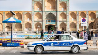 Сунитски екстремисти нападнаха две полицейски коли в Югоизточен Иран съобщава