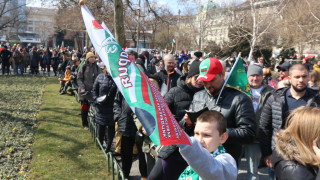 С викове НАТО вън и Русия Русия и пеене на