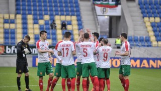 Играчите от националния отбор по футбол се прибраха кацнаха на