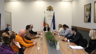 Натискът през декември ще е много голям, предупреди Николова