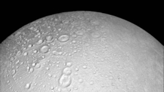 Cassini засне „снежен човек” на сатурновия спътник Енцелад