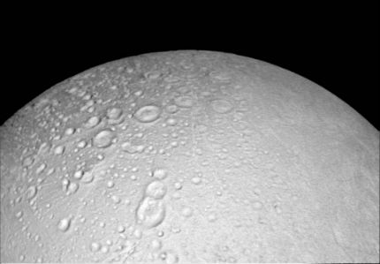 Cassini засне „снежен човек” на сатурновия спътник Енцелад