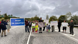 Жители на Омуртаг блокираха пътя София - Варна заради проблема с водопровода им