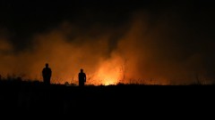 Стотици евакуирани заради голям пожар край гръцкия град Кератея